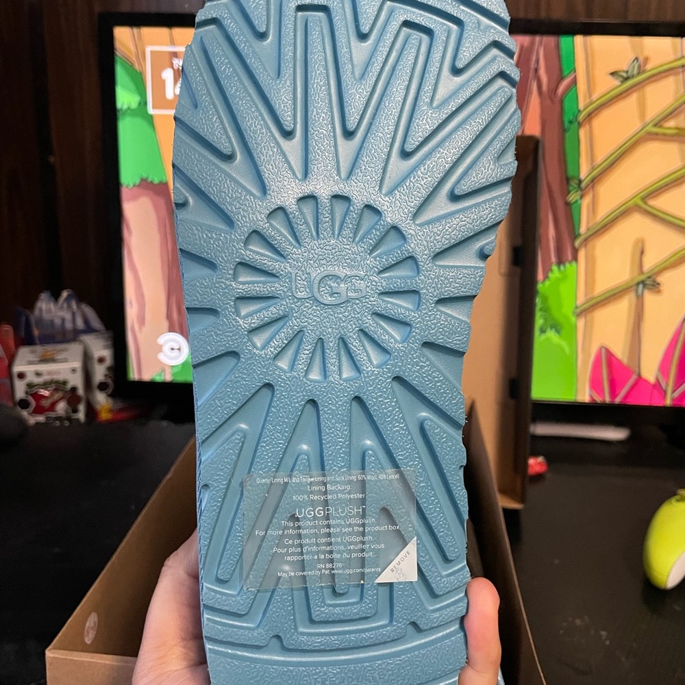 Size 10 blue Ugg wavelength